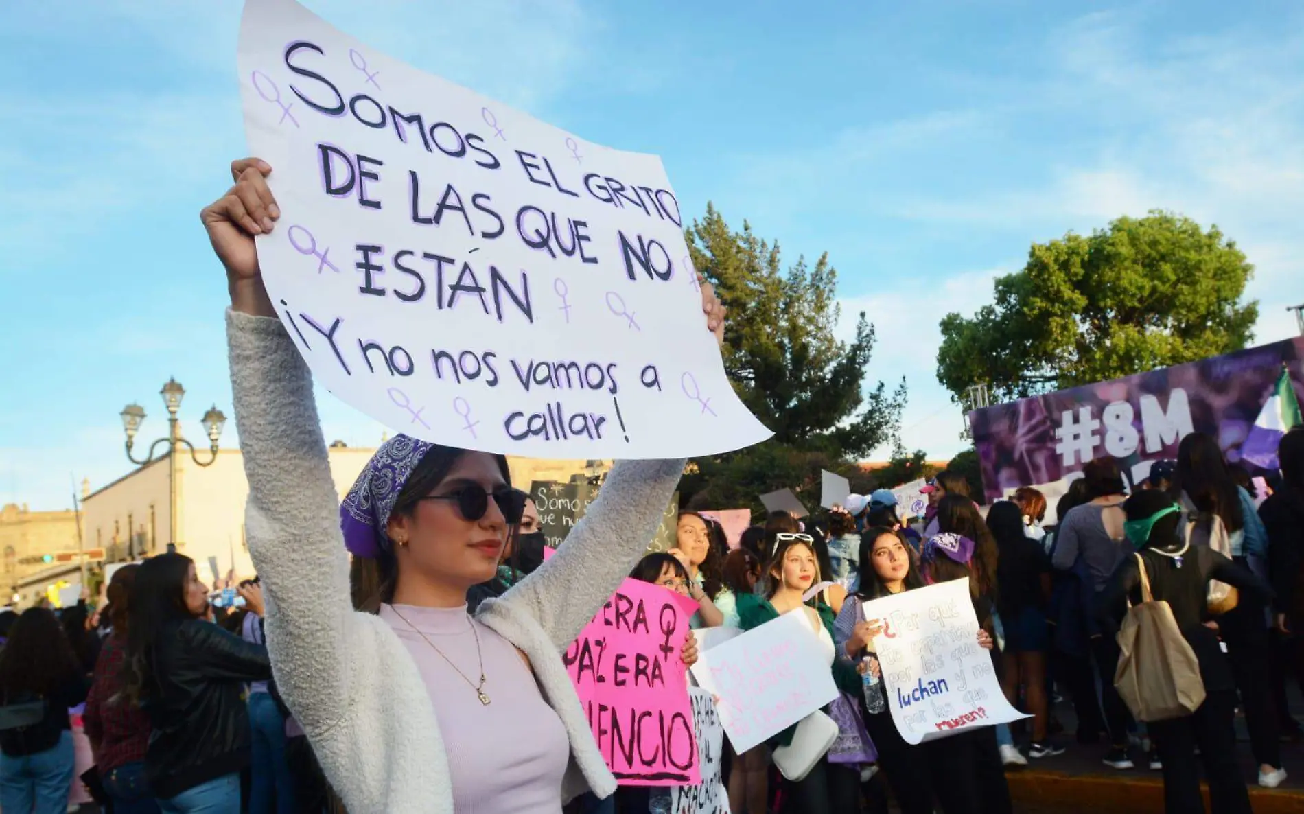 Marchan mujeres durante el #8M 2023 en Durango